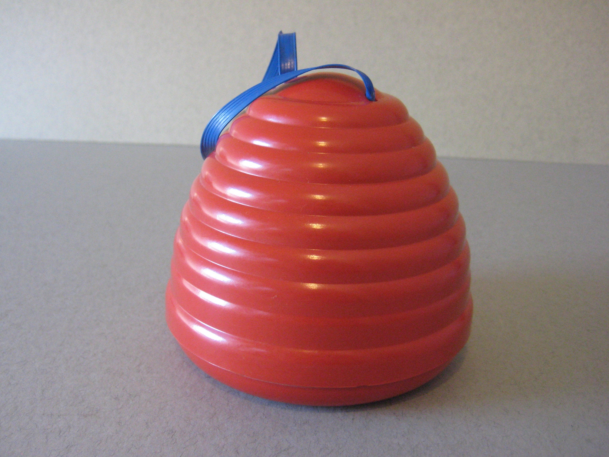 Vintage beehive shaped knitting wool or yarn holder. Etsy