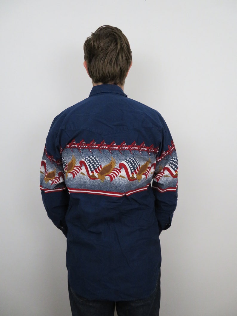 Vintage Cumberland Outfitters Mens Western American Flag Shirt Medium Eagle Cowboy Long Sleeve Pearl Snap Blue Red 4th Of July Americana