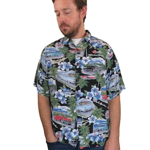 以下が含まれることがあります： ヤシの木、青い花、ビンテージカーが描かれたトロピカル柄の黒い半袖シャツ。ボタンダウンフロントとゆったりとしたフィット感です。