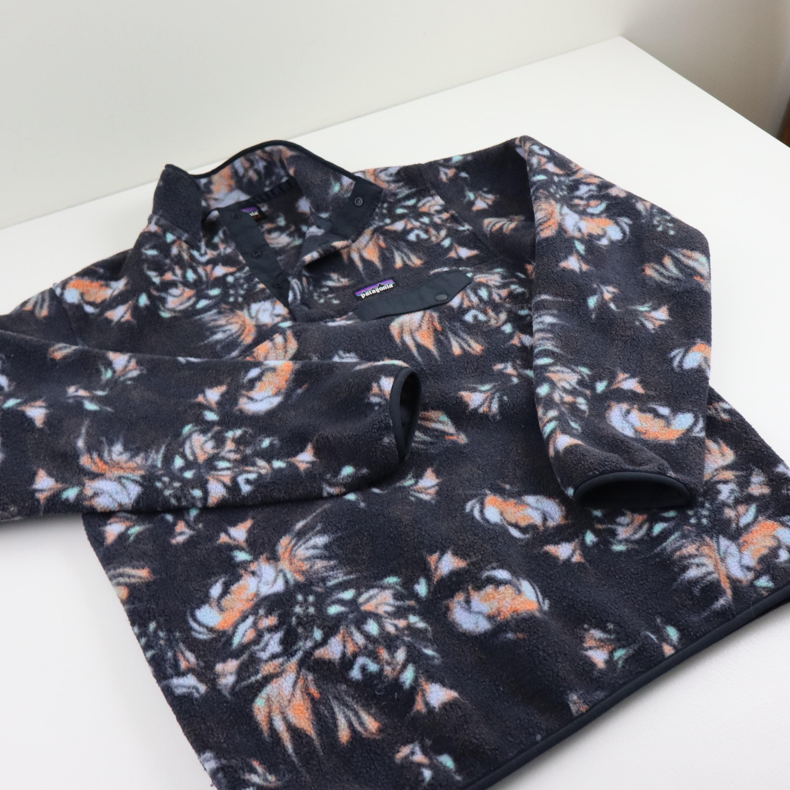 【花✾花】Patagonia　パイングローブジャケット 黒 Patagonia Swirl Floral Hawaiian All Over Print Synchilla Fleece