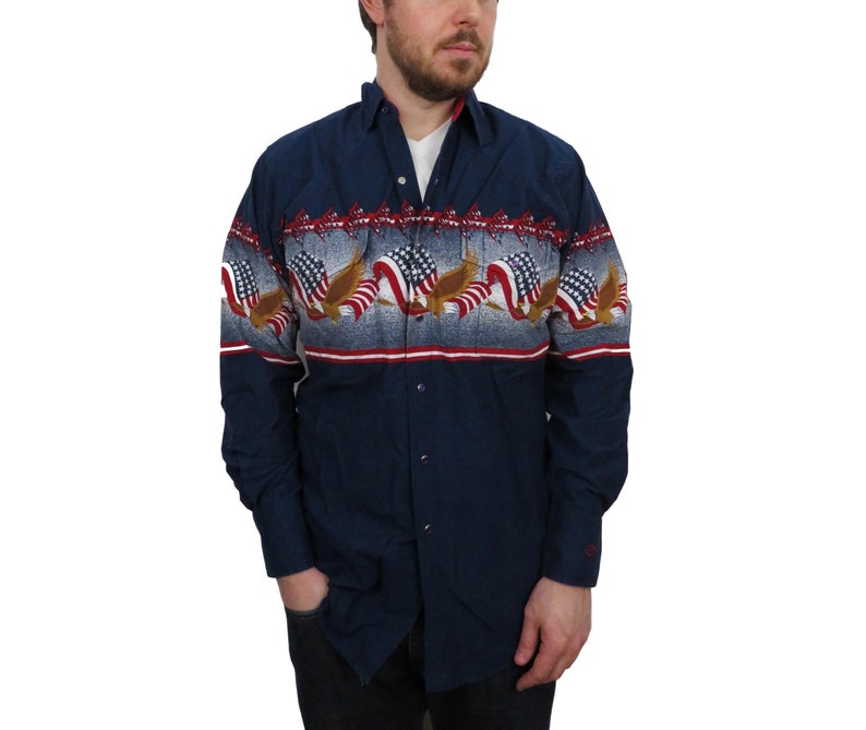 Vintage Cumberland Outfitters Mens Western American Flag Shirt Medium Eagle Cowboy Long Sleeve Pearl Snap Blue Red 4th Of July Americana