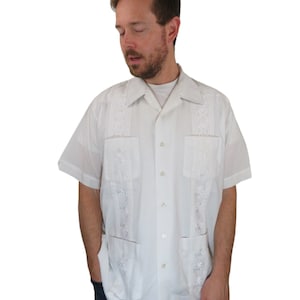 Vintage 70s 80s Guayabera White Groom Wedding Mexican Embroidered Floral Pleated Hawaiian Shirt Mens XL Cubavera Rocker Rockabilly 4 Pocket