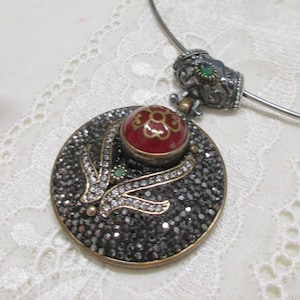 Ciondolo orientale S 36 in argento con corniola e marcasite. Splendido ciondolo rotondo in argento sterling 925, 5,8 x 3,9 cm, con girocollo in argento sterling 925, 42 cm.