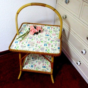 Zauberhafter, französischer Beistelltisch zwei Etagen Serviertisch Blumentisch Bambus & Rattan, 50er Jahre Blumenhocker