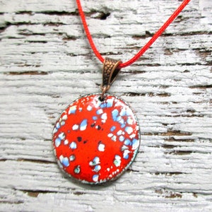 Emaille hanger nr. 245 Bloemenweide, rond, rood, blauw en wit gestippeld, uniek, handgemaakt