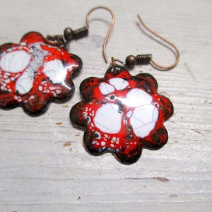 No 206 Emaille Ohrringe Blume rot weiß Ohrhänger Hängeohrringe Emaille auf Kupfer Handarbeit Unikat emailliert Emaille Schmuck