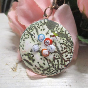 Pendentif artisanal émail blanc olive cuivre fait main unique émaillé