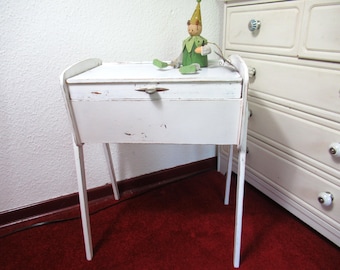 Mid century Vintage Shabby Kommödchen weiß mit Deckel Klappe Nähkasten kleine Kommode Nachtschrank Nachttisch  61 x 48 x 29.5 cm