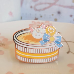 Pin de esmalte con forma de crème brûlée de Sailor Venus