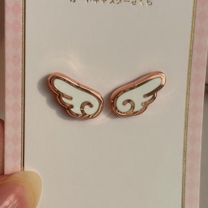 Tarjeta transparente inspirada: pin de esmalte con alas de Sakura (par)