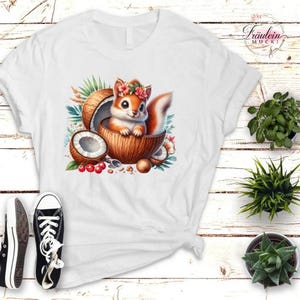 Könnte beinhalten: Weißes T-Shirt mit einem Cartoon-Eichhörnchen in einer Kokosnussschale, geschmückt mit einem Blumenkranz. Das Design umfasst Kokosnüsse, Beeren und tropisches Laub. Schwarze und weiße Turnschuhe sind sichtbar.