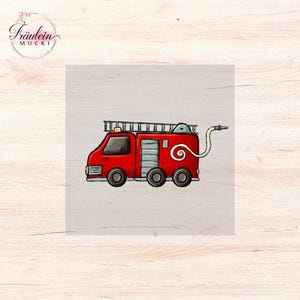 Könnte beinhalten: Illustration eines roten Feuerwehrautos mit einer Leiter oben und einem weißen Schlauch. Das Feuerwehrauto hat schwarze Räder und Fenster. Der Text "Fräulein Mucki" befindet sich in der oberen linken Ecke.