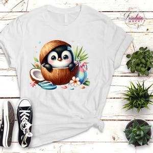 Könnte beinhalten: Weißes T-Shirt mit einem Cartoon-Pinguin in einer Kokosnussschale. Der Pinguin hat eine blaue Blume auf dem Kopf und ist von tropischen Elementen wie einer Flip-Flop, Blumen und einem bunten Osterei umgeben. Das Shirt wird mit schwarz-weißen Sneakers kombiniert.