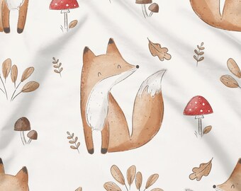 Könnte beinhalten: Ein sich wiederholendes Muster mit Aquarellillustrationen von Füchsen, Pilzen, Blättern und Zweigen auf weißem Hintergrund. Die Füchse sind braun mit weiß gespitzten Schwänzen. Die Pilze haben rote Kappen mit weißen Punkten.