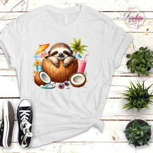 Könnte beinhalten: Weißes T-Shirt mit einem Cartoon-Faultier in einer Kokosnussschale, umgeben von tropischen Elementen wie einem Getränk, Sonnenbrillen und Miniatur-Regenschirmen. Das Design ist im Aquarellstil gehalten.