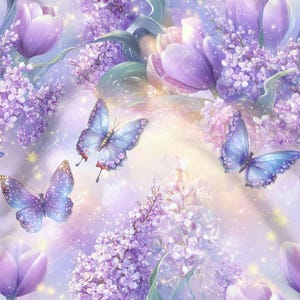 Könnte beinhalten: Digitale Illustration mit floralem Muster. Lavendel-Tulpen und Fliederblüten sind mit hellblauen Schmetterlingen durchsetzt. Der Hintergrund ist ein weicher Pastellverlauf mit funkelnden Akzenten, der eine skurrile und ätherische Ästhetik erzeugt.