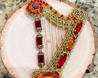 Broche de arpa roja, joyería única, hecho con broche de arpa Swarovski, regalo para arpista, regalo para músicos, regalo del Día de la Madre del Día de San Valentín