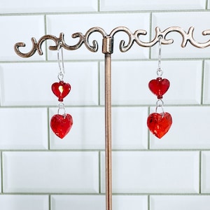 Pendientes de corazón de cristal rojo, Pendientes de corazón rojo, Pendientes hechos con corazones de cristal Swarovski, Pendientes de San Valentín, Regalo para el Día de la Madre