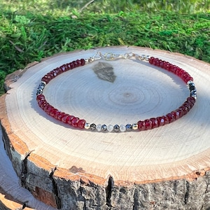 Longido Ruby-armband met echte zwart-witte diamanten en massief 14kt gouden kralen en sluiting. Geboortesteen juli, 15e huwelijksverjaardag