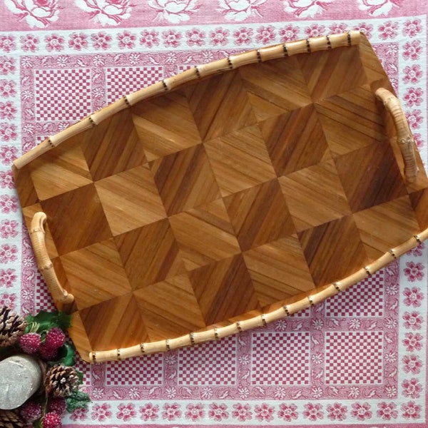 Vintage tray in straw marquetry and bamboo details, Checkerboard and Herringbone pattern, Damier pattern, Handmade in France in the 1960s