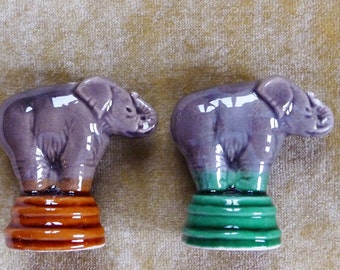 Salière et poivrière ART DECO en MAJOLIQUE, Deux éléphants gris, Set de 2 éléphants, ambre et vert émeraude, ensemble rare fabriqué en France,