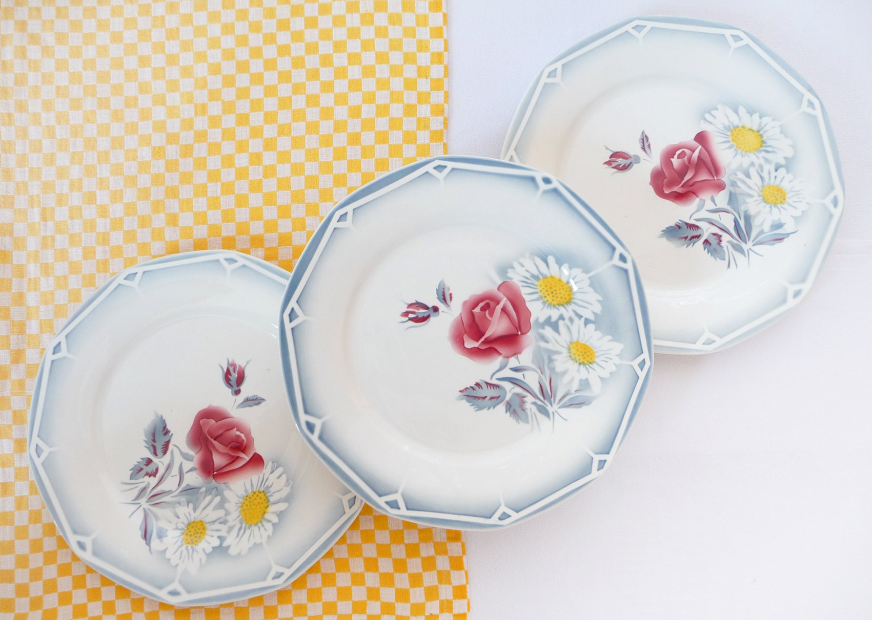 3 Beaux Digoin Flat, Assiettes, Oscar, Joli Motif, Roses Rouges Français, Faïence Vintage Rétro