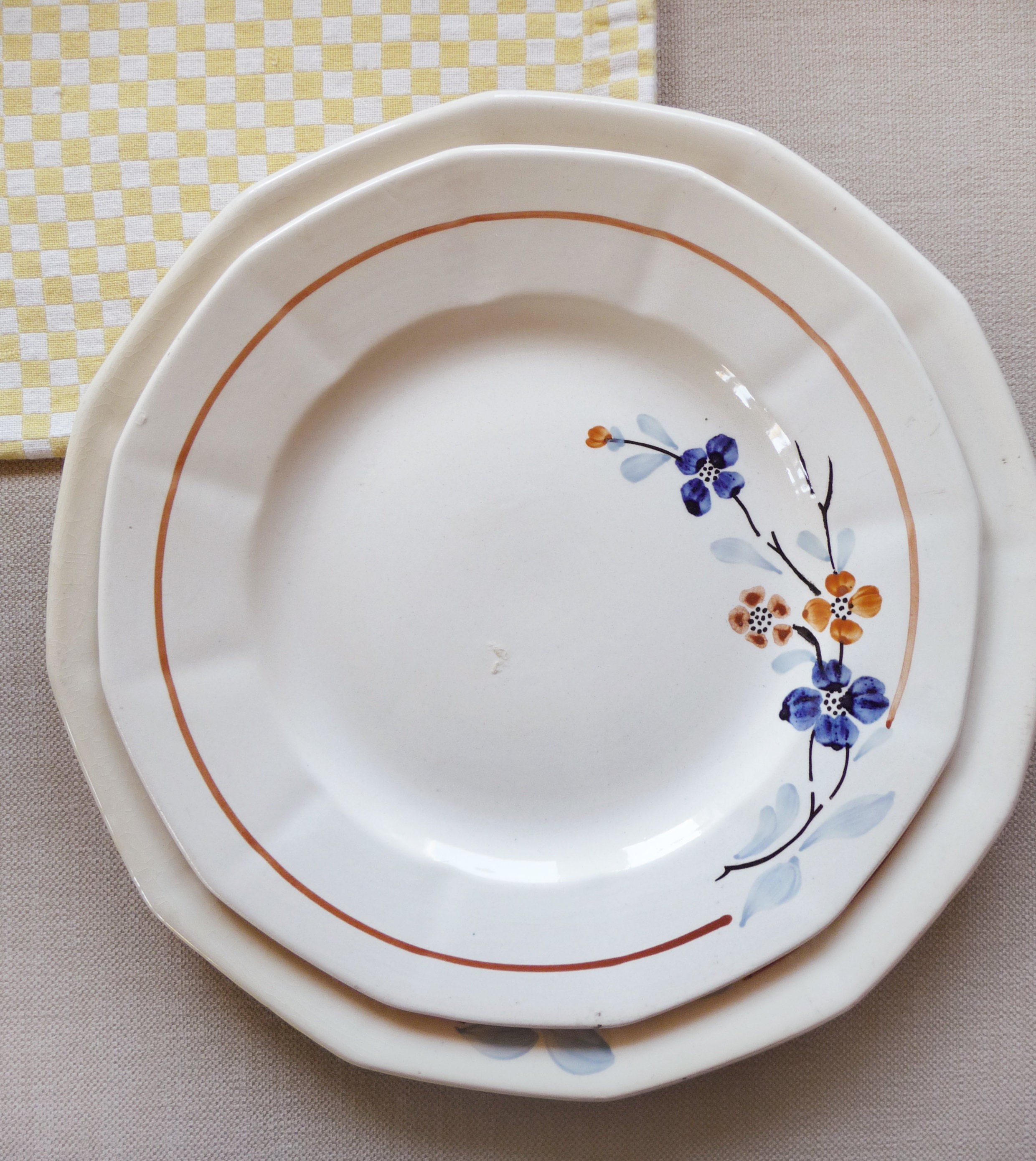 Belle Moyenne Round Sarreguemines Serving Plate, Hand Peint, Motif N. 5041, Français Faïence Vintage