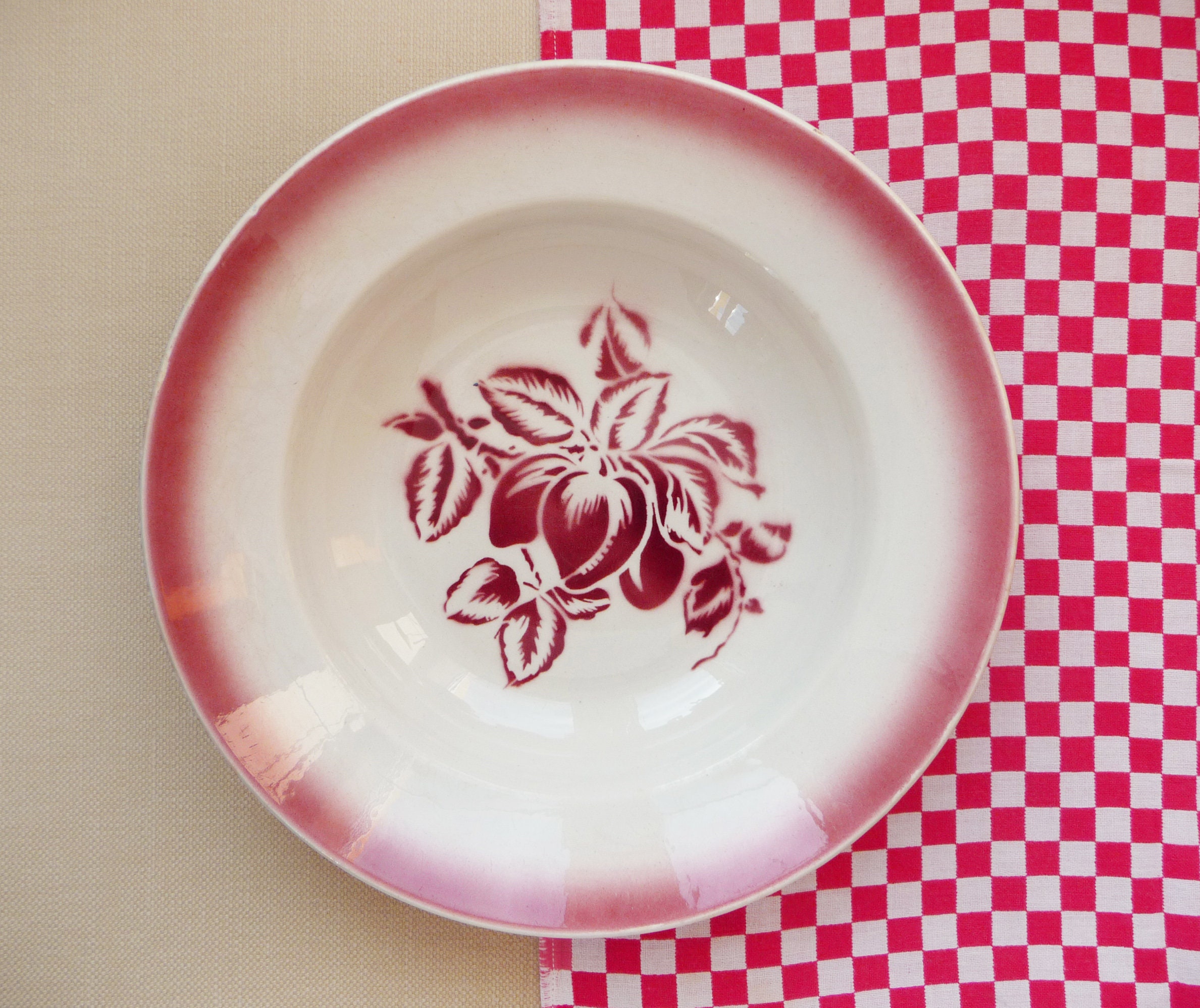 Une Belle Grande Ronde Profonde Dish Badonviller Red Plums, Français Faïence Vintage, Rétro Kitchen,