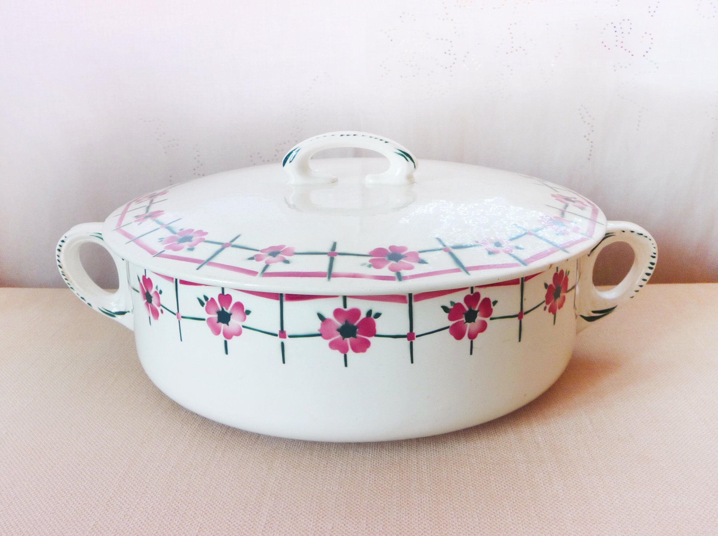 Rare Tureen, Ceranord Monique, Design Rare, Motif Floral Rose, Accent Noir, Français Faïence Vintage