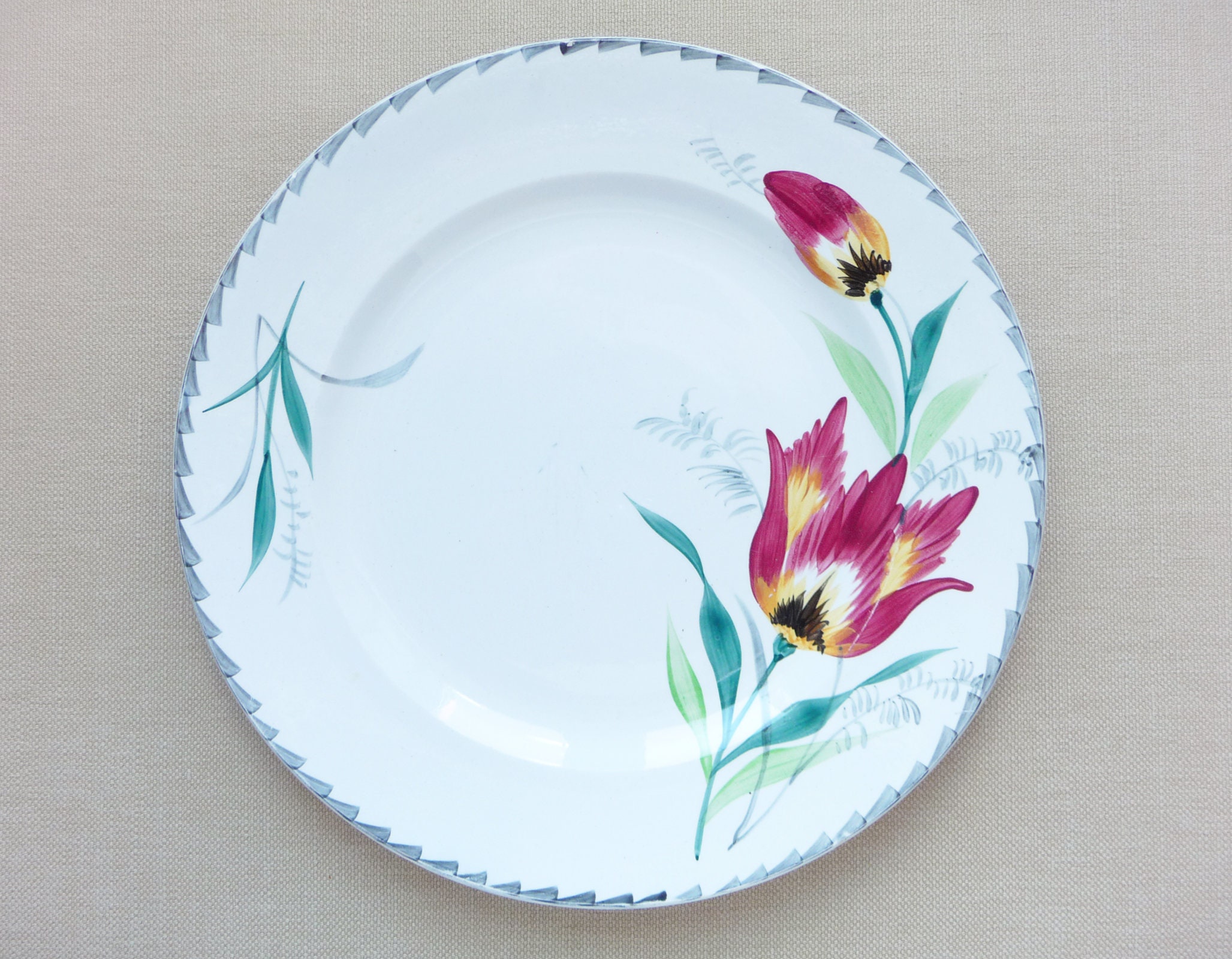 Un Beau Grand Plat Rond de Service, Saint Amand Hamage, 30 cm Peint à La Main Tulip Français Faïence