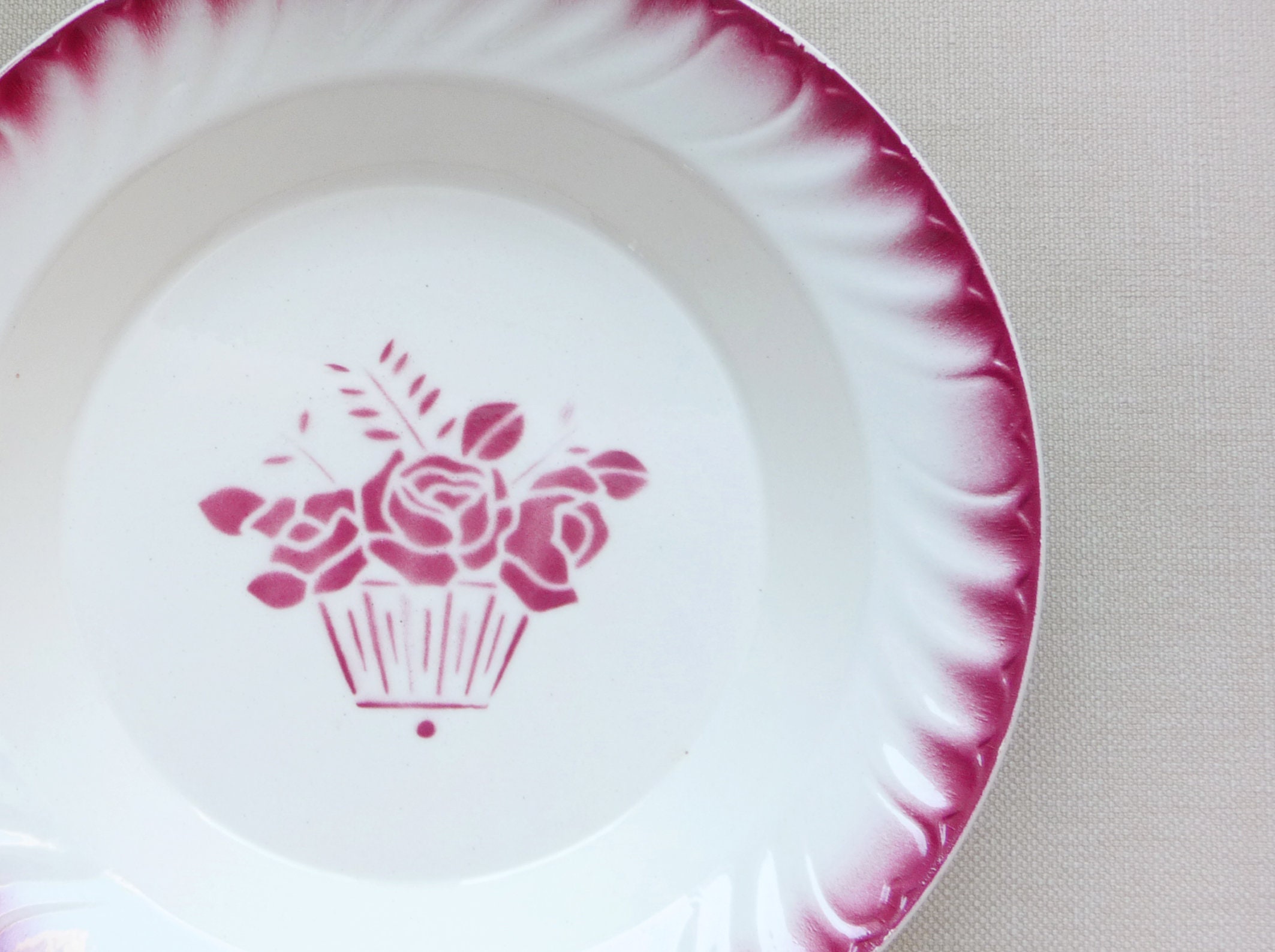 Magnifique Grand Plat Rond Profond Badonviller, Français Bouquet de Roses Rouges, Motif Floral Rouge