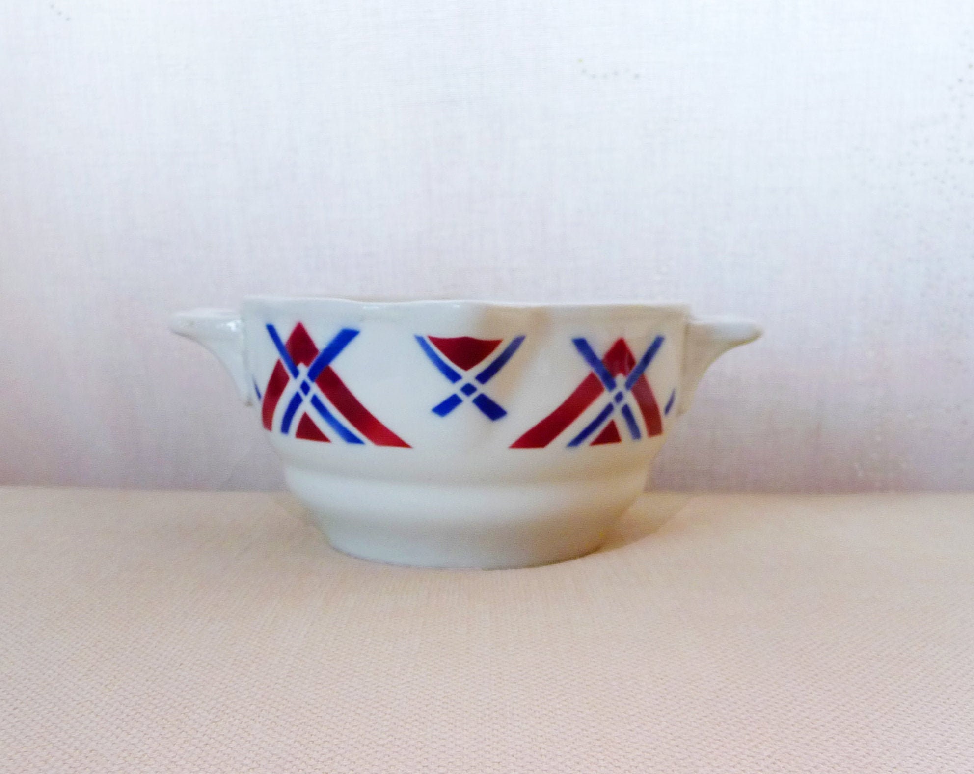 Moulin Des Loups Gravy Bateau, Sauce Motif Aérographe Bleu Cobalt et Rouge, Faïence Français, Blanc,
