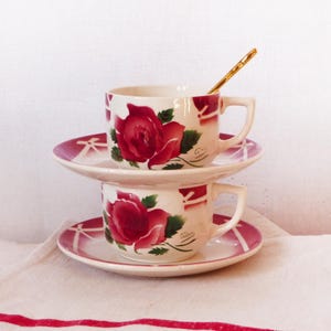 フランス製コーヒーセット 2 点、DIGOIN CIBON、カップ 2 個とソーサー 2 個、白と赤のカップ、有名なフランスの赤いバラの模様、1930 年代のフランス製陶器