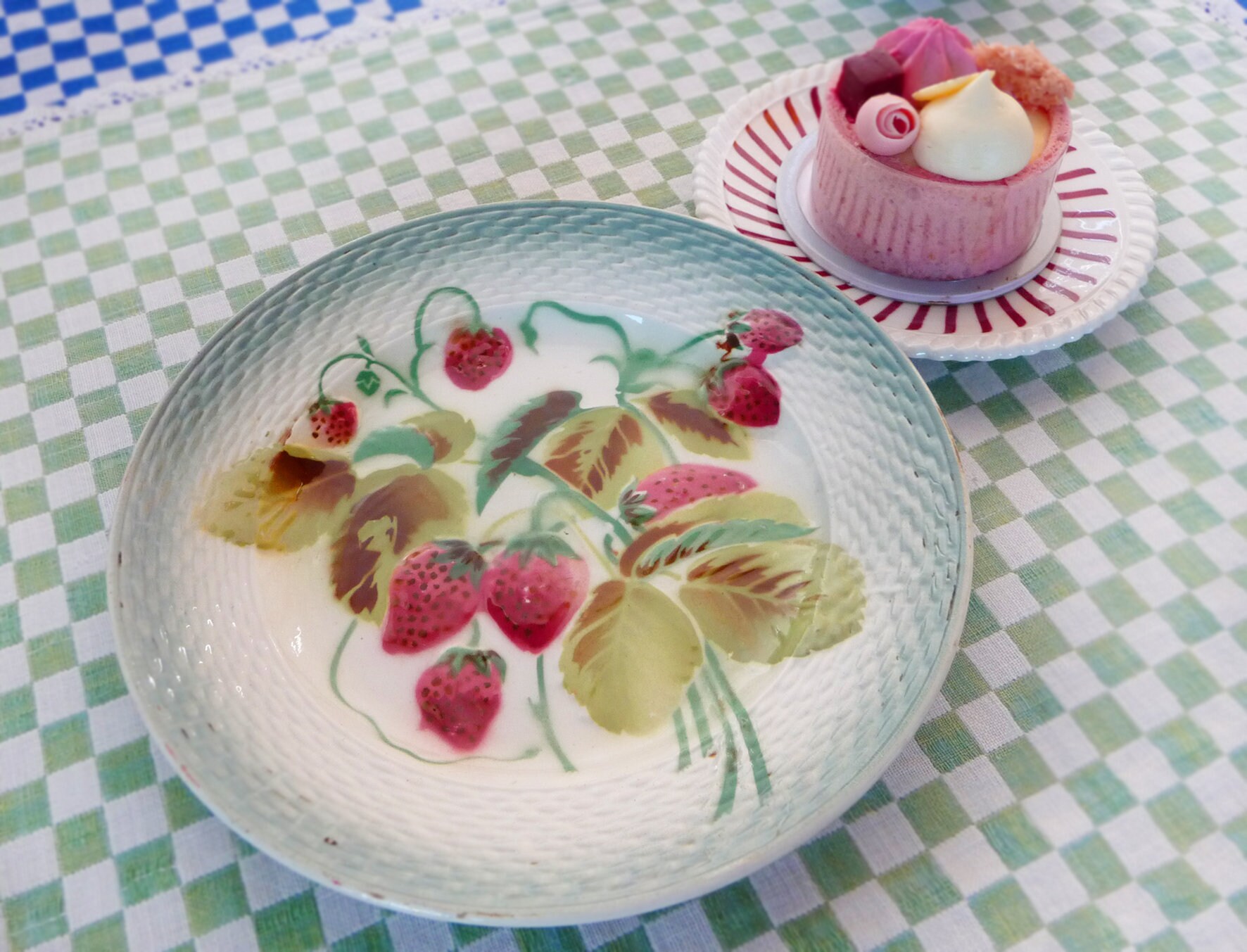 Majolica Magnifique Assiette à Dessert, Assiette en Majolique, Fraise, Saint Amand Hamage, Français