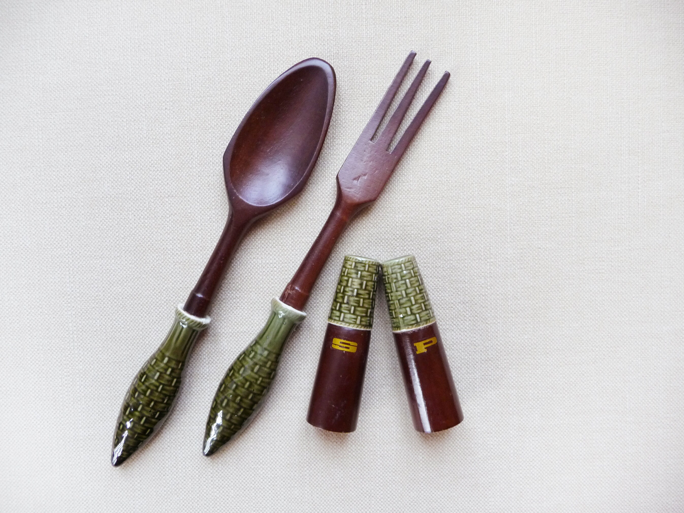 Cru en Bois et Céramique Salad Set, Fait Main, Bois Foncé, Chartreuse Green, Vendu France, Au Milieu