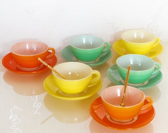 6 magnifiques tasses à café et soucoupes DURALEX, tasses à café, jaune vif, orange, vert jade et blanc, bistrot français, moderne du milieu du siècle