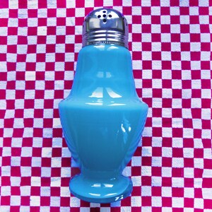 vintage Large Icing SUGAR Sprinkler, Blue milk Glass Sugar SHAKER, spruzzatore di zucchero vintage francese, casa di campagna francese, Bistrot Francia,