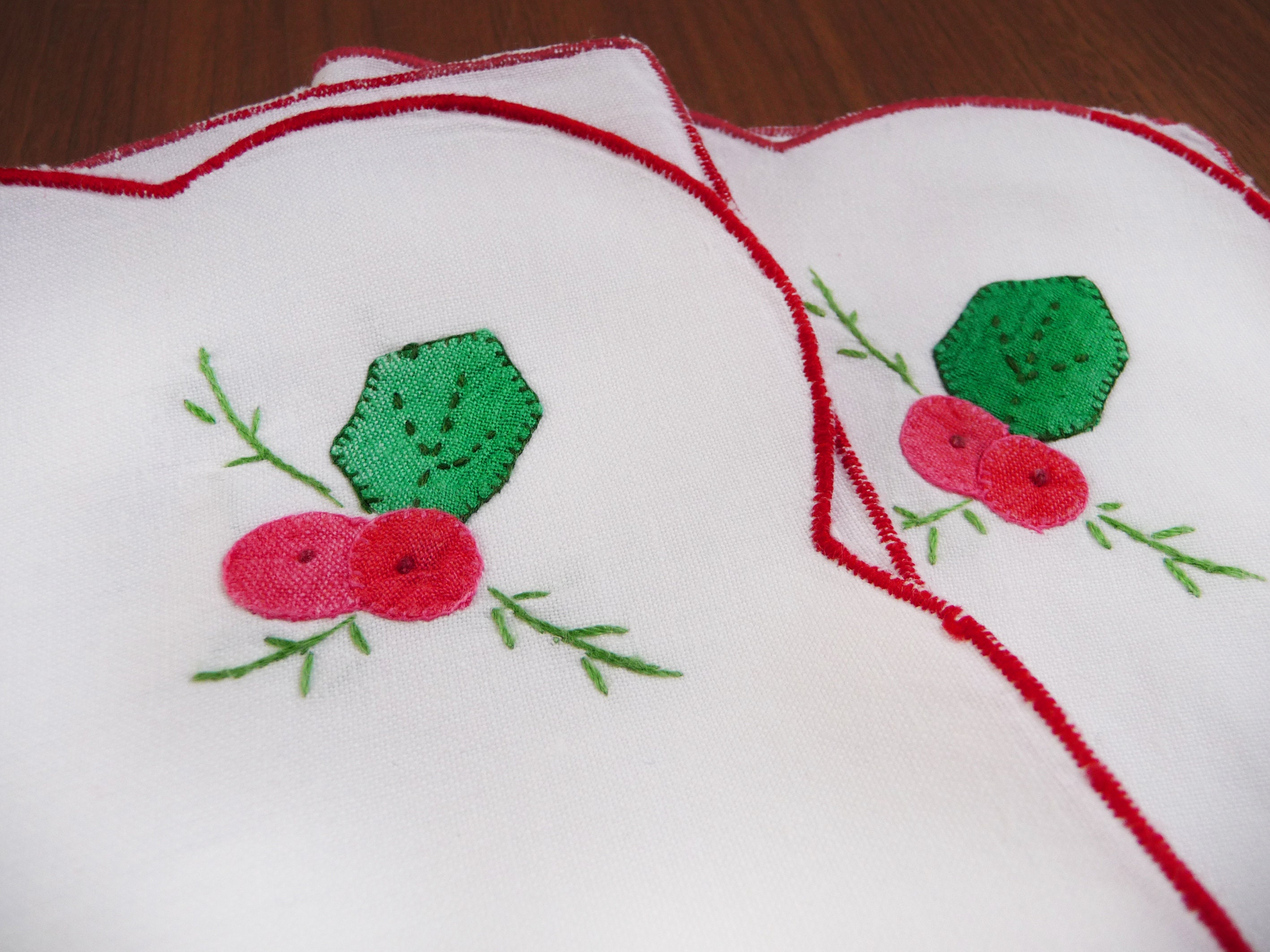 Ensemble de 2 Serviettes Noël Vintage, Faites à La Main, Houx Brodé, Rouge et Vert, Ornement Noël, C
