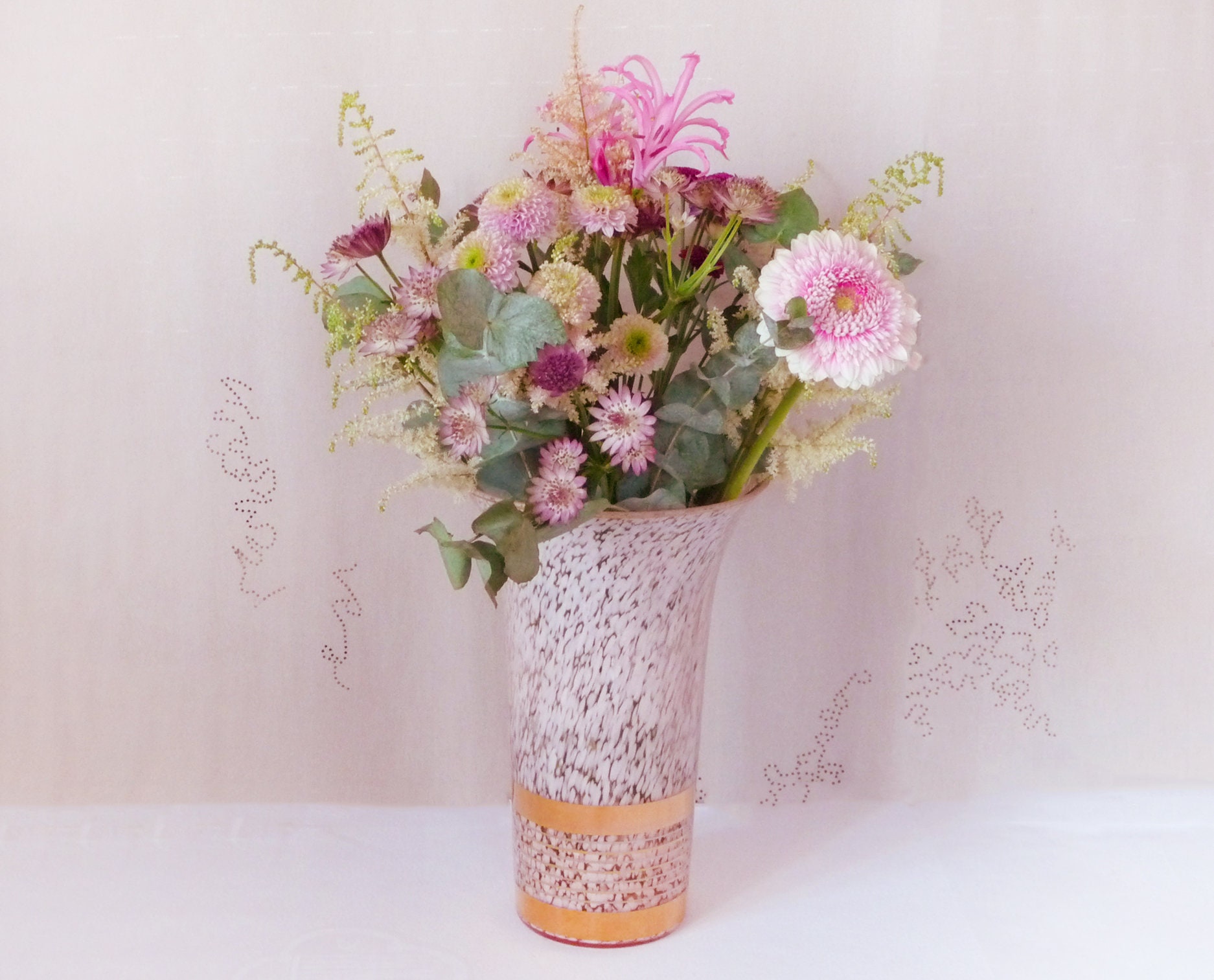 Un Magnifique Vase Rose Vintage, en Verre Français, Doré, Rayures Dorées, Belle et Attrayante Nuance