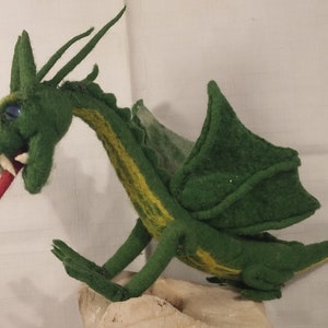 Drache Gefilzte Figur, Kunstpuppe, Zauberhafter Drache, Handarbeit, Drachenwolle Figur, Drachenfigur