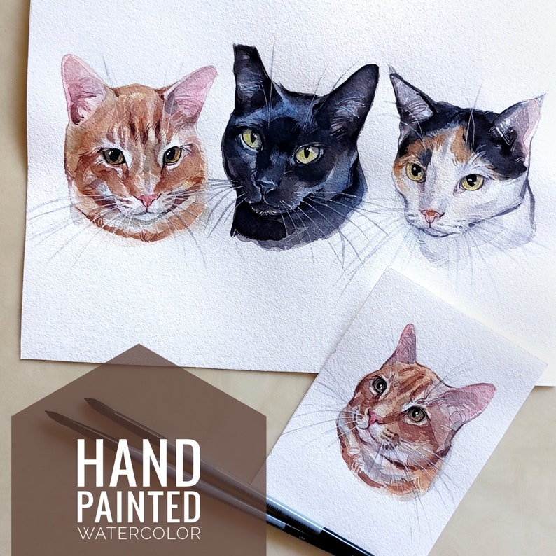 K&ouml;nnte beinhalten: Handgemalte Aquarell-Illustrationen von vier Katzen. Die Katzen sind eine getigerte Katze, eine schwarze Katze, eine dreifarbige Katze und eine weitere getigerte Katze. Die Illustrationen sind auf wei&szlig;em Papier mit braunem Hintergrund.