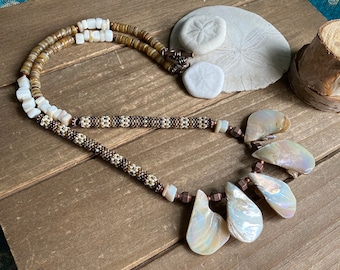 Muschelkette Perlenschmuck puka Muschel Schmuck Baske Kupfer baskischen amerikanischen Strand Boho Samen Perlen Peyote Stammes- braun Geschenk einzigartiger Schmuck für Frauen