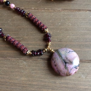Rhodonit Halskette Stein Boho Halskette Rot Rosa Halskette Gold Peyote native Perlen Halskette Handgemachter Stein Geschenk einzigartiger Schmuck für Frauen 21