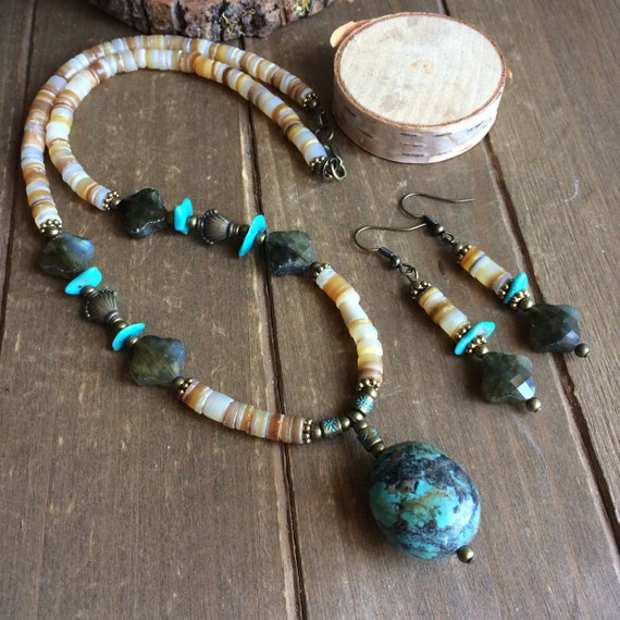 Collana corta con perle turchesi e perline dorate. - Gioielli - Col
