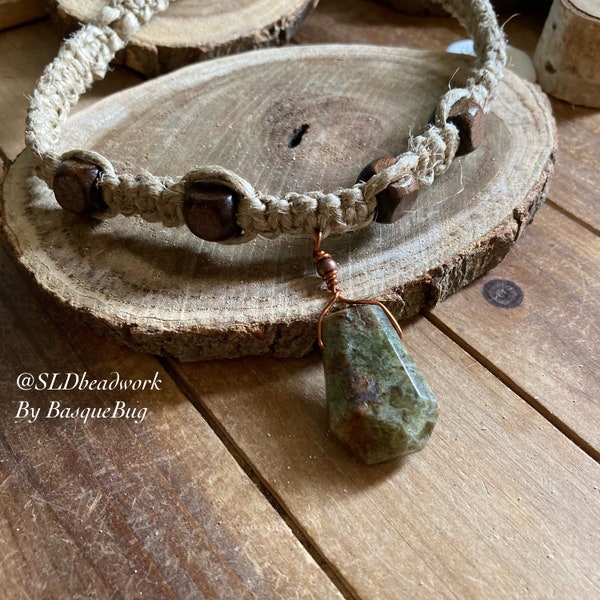 Collier grenat vert pierre de chanvre naturel collier ras de cou boho hippie tribal bois bijoux faits main festival art cadeau pour lui unique pour femme