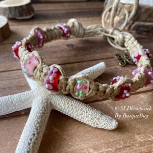 Blommig fotlänk hampasmycken pärlglas lamparbete blomma hallonvit handgjord boho hippie festival fotlänk unika smycken för kvinnor