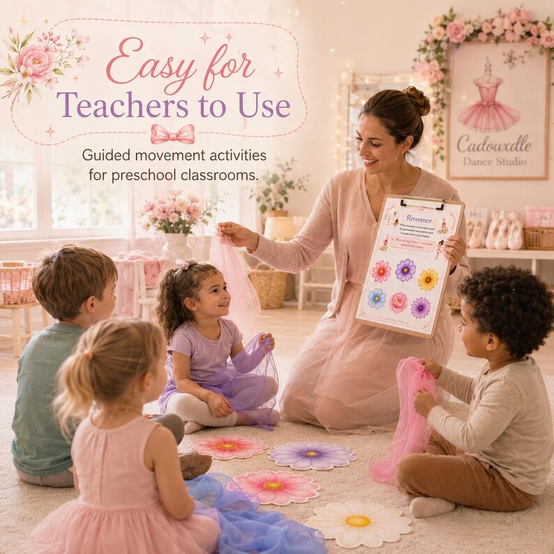 Op de afbeelding: Een docent houdt een klembord vast met bloemenillustraties en de tekst Easy for Teachers to Use en Guided movement activities for preschool classrooms, terwijl kinderen spelen met kleurrijke stoffen sjaaltjes en bloemvormige vloermatten.