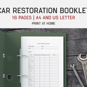 Peut inclure: Un classeur vert avec une feuille blanche &agrave; l'int&eacute;rieur. La feuille porte le titre "Vehicle Restoration Book". Le classeur est pos&eacute; sur une surface en bois avec deux cl&eacute;s &agrave; molette.
