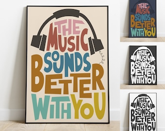 O pôster "A música soa melhor com você", com citação inspiradora, é uma peça de arte retrô e colorida para decoração de casa. Ideal para o estilo retrô e moderno, esta impressão artística com letra de música vintage é perfeita para criar um visual único e elegante.