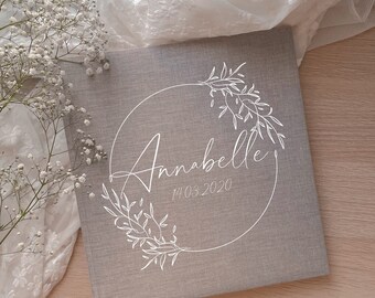 Fotoalbum personalisiert | Grau / Beige | Patenkind | Babyalbum Kranz Weiß